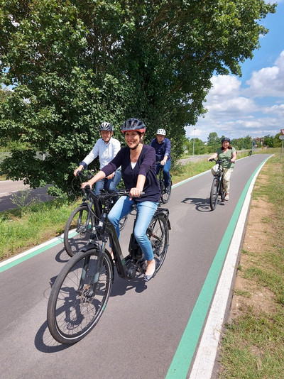 Verkehrsministerin Daniela Schmitt hat einen ersten fertigen Abschnitt zwischen Ingelheim und Heidesheim, der entstehenden Pendlerradroute zwischen Mainz und Bingen, getestet. © MWVLW-RLP